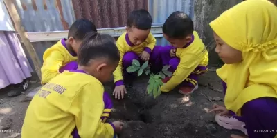 RA Permata Nurul Firdaus Gelar Kegiatan Penanaman Pohon Sambut Hari Santri Nasional 2025